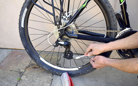 pulizia di tutta la bicicletta: telaio, ruote, freni, manubrio 